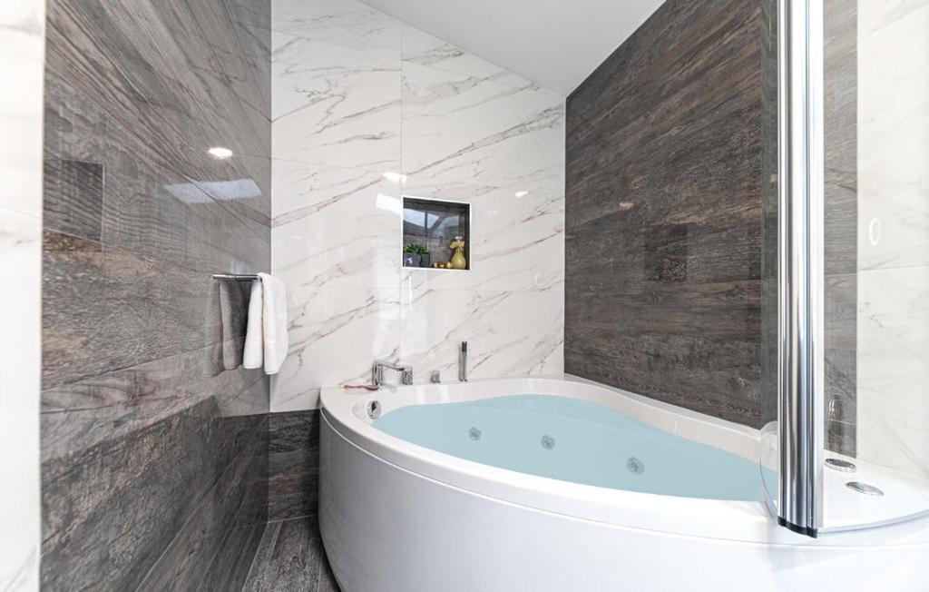 Premium Apartment With Jacuzzi Trogir Exteriör bild